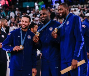 开云官网-美记：现役75大退役后大概率都能进名人堂 詹杜库登威 炮字眉卡表