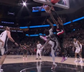 开云国际-给小杨看激动了！罗威关键时刻空接隔人暴扣！开拓者领先三分！